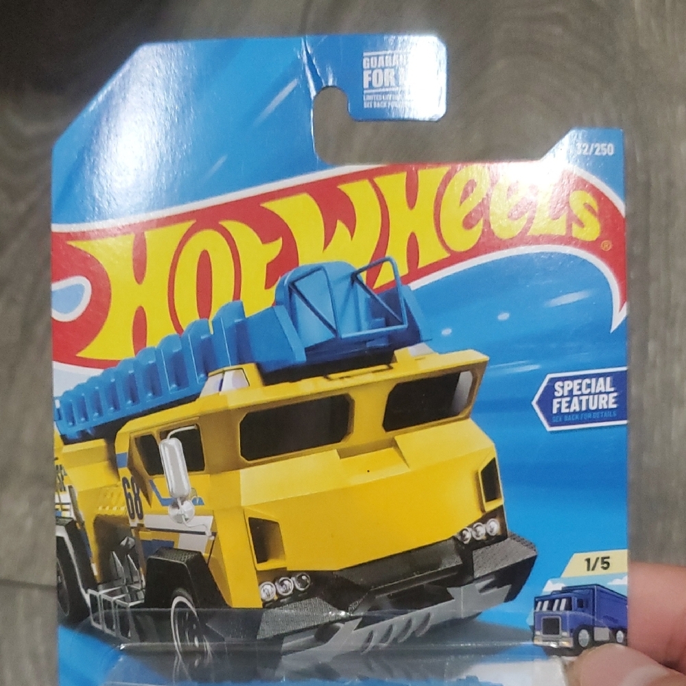 Mattel Hot Wheels Yellow & Blue Rescue Rig - Picture 7 of 8